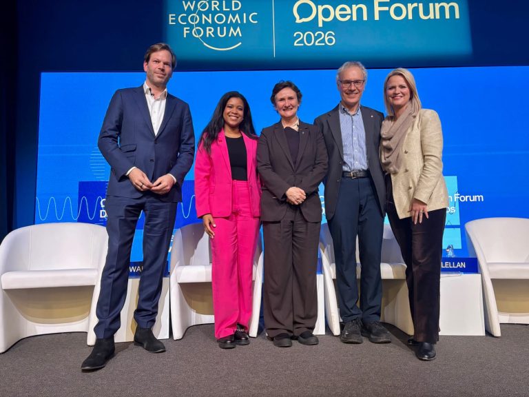 Coordinadora de Investigación en Pregrado (IPre) de la Dirección de Investigación e Innovación participa en Foro Económico Mundial 2026